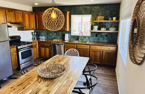 Flagstaff House | Two Houses Together for 16 People! 5 min from downtown, 25 min from Snowbowl.