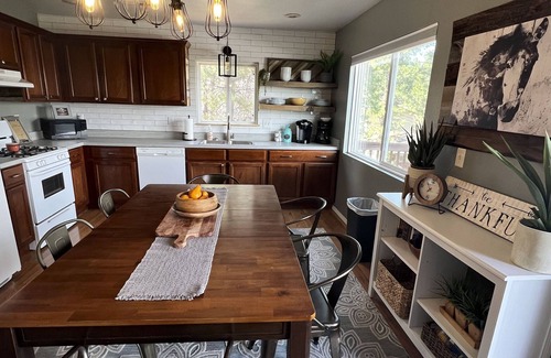 Flagstaff House | Two Houses Together for 16 People! 5 min from downtown, 25 min from Snowbowl.