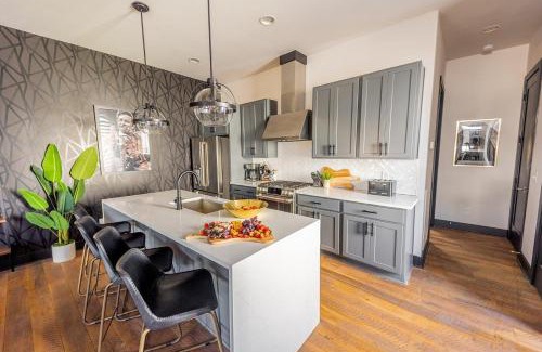 Edgehill House | Two Lavish Gulch Homes - Mins to Broadway