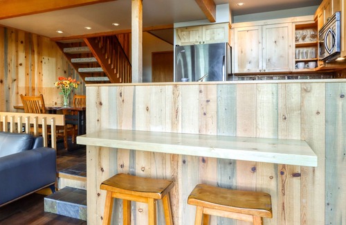 Black Butte Ranch Condo | Two-level condo with mountain & lake views, shared pool, hot tub, & tennis