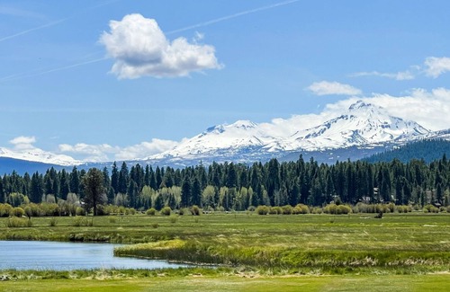 Black Butte Ranch Condo | Two-level condo with mountain & lake views, shared pool, hot tub, & tennis