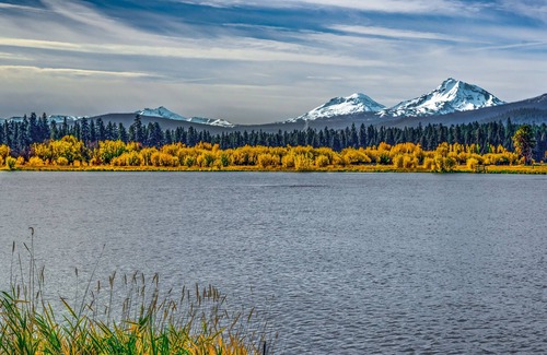 Black Butte Ranch Condo | Two-level condo with mountain & lake views, shared pool, hot tub, & tennis