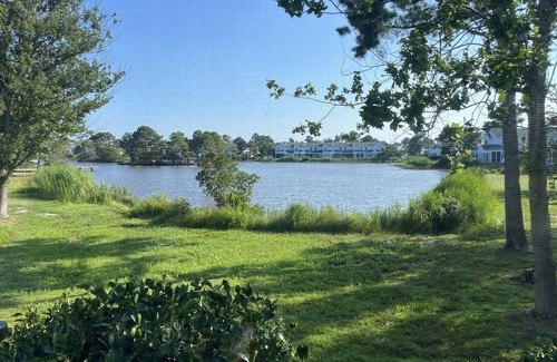 Selbyville House | Two miles from the beach in a family-friendly condo!