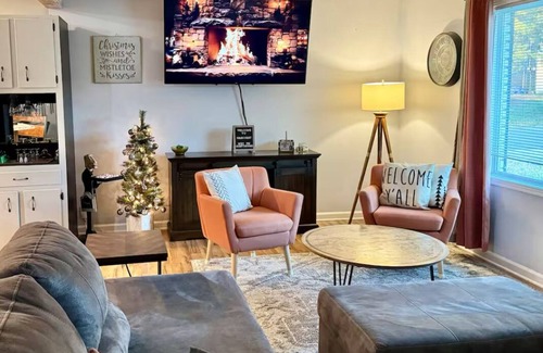 Hickory Bend House | Two minutes from the airport & ten minute uber to downtown!