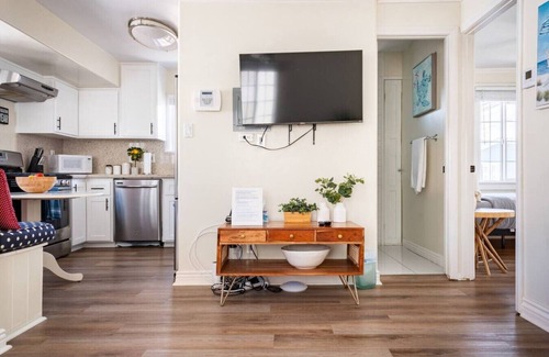 Gas Lamp Section House | Two minutes to beach with parking