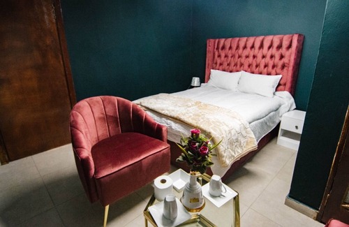 Greater Johannesburg Metropolitan Area Apartment | Two minutes to the Orlando stadium, Family sized Bed easy access to theme parks.