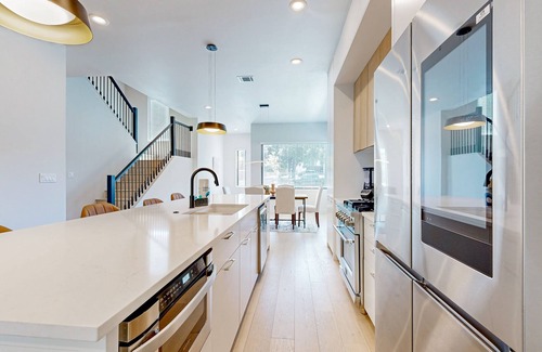 Highland House | Two modern townhouses with enclosed backyards