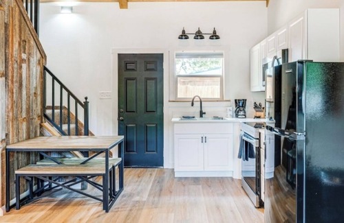 Mead Cabin | TWO PEAKS-South: New Cozy Cabin-Vaulted Wood Ceiling-Near Lake Texoma & Casinos.