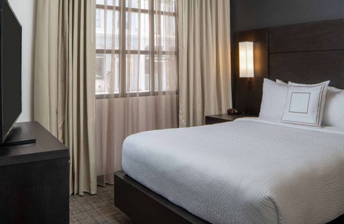 Arts/Warehouse District Hotel | Two Pet-friendly Suites w/Kitchen, Free Breakfast, Pool, Near Lafayette Square!