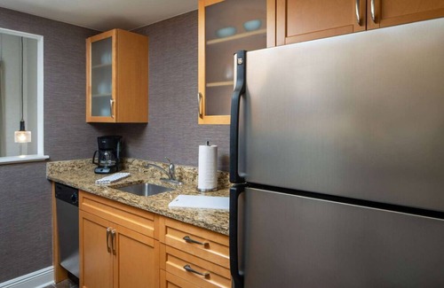 Arts/Warehouse District Hotel | Two Pet-friendly Suites w/Kitchen, Free Breakfast, Pool, Near Lafayette Square!