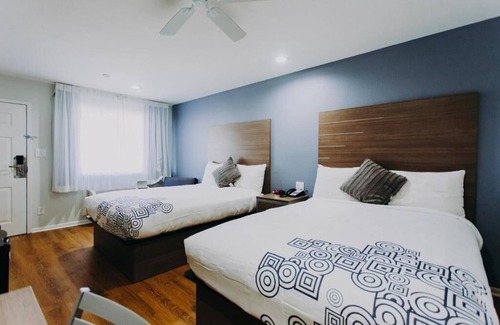Clear Lake Shores Hotel | Two Queen Beds Room, Scottish Inn & Suites, Flat-Screen TV, Right off Route 146