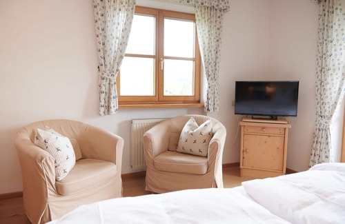 Groissenbach Apartment | Two-room apartment 51sqm, large corner balcony with a view of the mountains