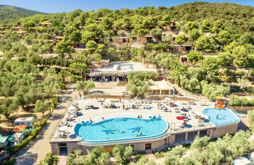 Talamone Apartment | Two-room brick apartment of approximately 35 m2 on the ground floor or first floor with air conditioning surrounded by vegetation, composed of a living room with flat-screen television, two single beds and a kitchenette equipped with stove, fridge with f