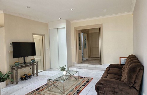 Guildford House | Two Single Beds with Balcony | Bath tub (SHARED ACCOMODATION)