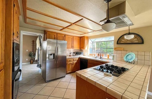 Visalia House | Two Story Bright Hacienda ~ Comfy Beds ~ Sunny Pool