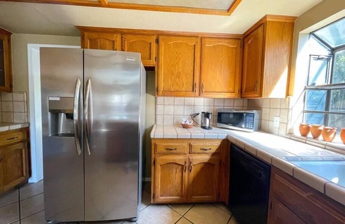 Visalia House | Two Story Bright Hacienda ~ Comfy Beds ~ Sunny Pool