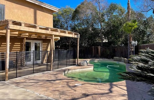 Visalia House | Two Story Bright Hacienda ~ Comfy Beds ~ Sunny Pool