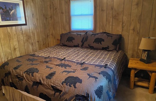 Lyons Cabin | Two story cabin located in Peaceful Valley, close to national parks.