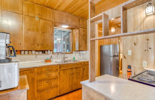Government Camp Cabin | Two-Story Cabin with Wood Fireplace, Deck, Gas Grill & Washer Dryer