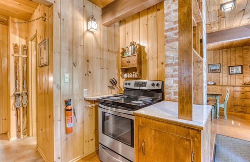 Government Camp Cabin | Two-Story Cabin with Wood Fireplace, Deck, Gas Grill & Washer Dryer