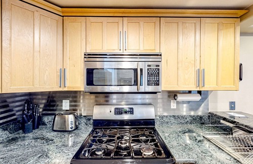 Phinney Ridge Condo | Two-story condo with fireplace & balcony in the heart of Phinney Ridge