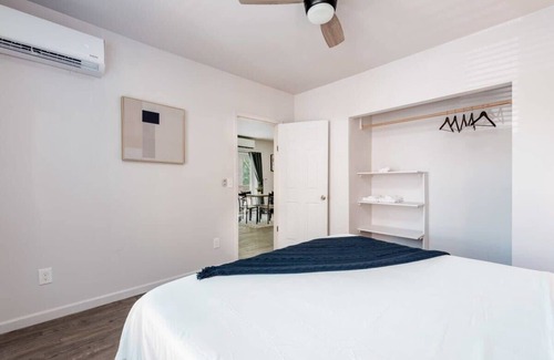 DeBaliviere Place Apartment | TWO Stylish Spacious 2BR Apt CozySuites w/parking!