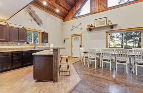 Island Park Apartment | Two Top Stop - Hot Tub Arcades Air Hockey Views YSNP