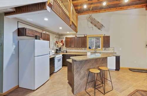Island Park Apartment | Two Top Stop - Hot Tub Arcades Air Hockey Views YSNP