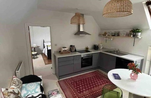 Stamford Apartment | Two Town Center Linked Apartments With Views Over tge Sheep Market, Sleeps six