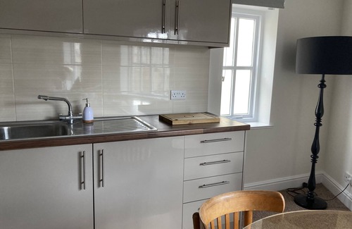 Stamford Apartment | Two Town Center Linked Apartments With Views Over tge Sheep Market, Sleeps six