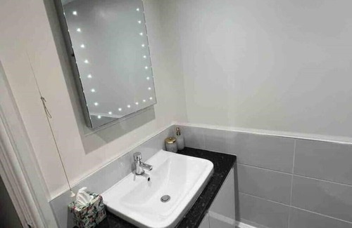 Stamford Apartment | Two Town Center Linked Apartments With Views Over tge Sheep Market, Sleeps six