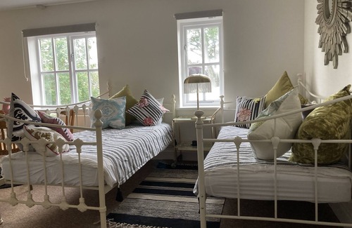 Stamford Apartment | Two Town Center Linked Apartments With Views Over tge Sheep Market, Sleeps six