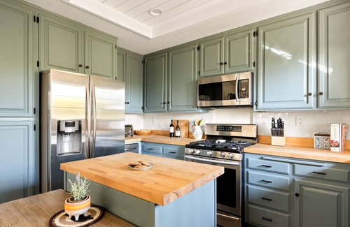 Blue Jay House | “Two Wolves” Spacious Mountain Nature Haven w/5 decks, 3 fireplaces.