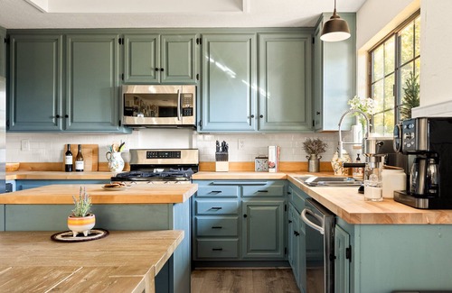 Blue Jay House | “Two Wolves” Spacious Mountain Nature Haven w/5 decks, 3 fireplaces.