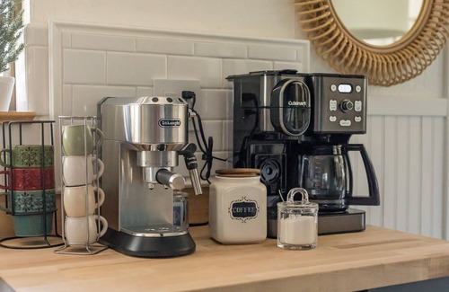 Blue Jay House | “Two Wolves” Spacious Mountain Nature Haven w/5 decks, 3 fireplaces.