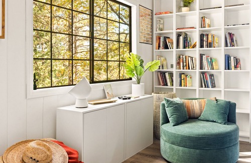 Blue Jay House | “Two Wolves” Spacious Mountain Nature Haven w/5 decks, 3 fireplaces.