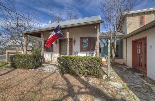 Fredericksburg House | TX 2-Step Guesthouse:Pet Friendly-3Min to Downtown
