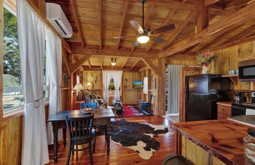 Fredericksburg Cabin | TXSawmill Cabin Hot-tub Pet Friendly 8Min to town