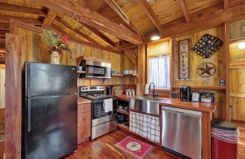 Fredericksburg Cabin | TXSawmill Cabin Hot-tub Pet Friendly 8Min to town