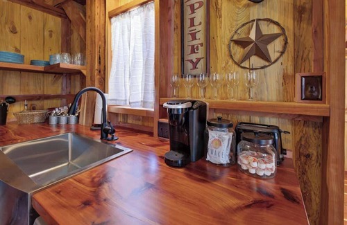 Fredericksburg Cabin | TXSawmill Cabin Hot-tub Pet Friendly 8Min to town