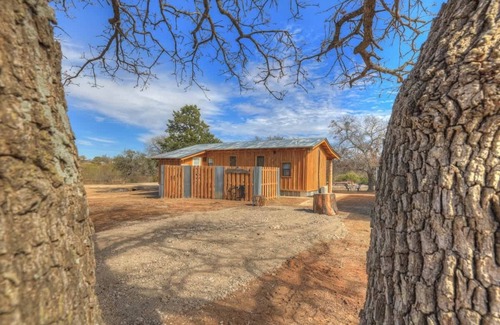 Fredericksburg Cabin | TXSawmill Cabin Hot-tub Pet Friendly 8Min to town