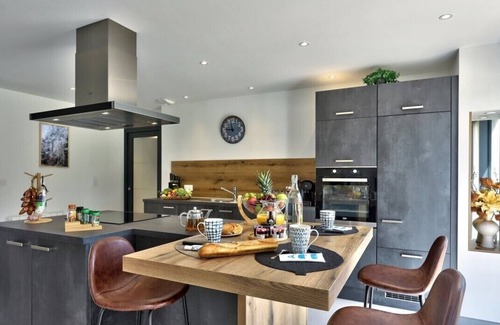 Plouescat House | Ty an heol in Plouescat, spa, garden and terraces