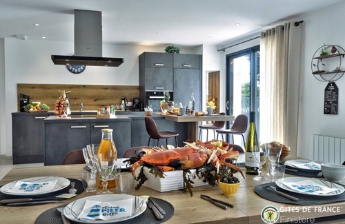 Plouescat House | Ty an heol in Plouescat, spa, garden and terraces