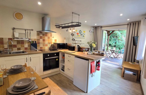 Newcastle Emlyn Cottage | TY BARDDU, pet friendly, with a garden in Newcastle Emlyn