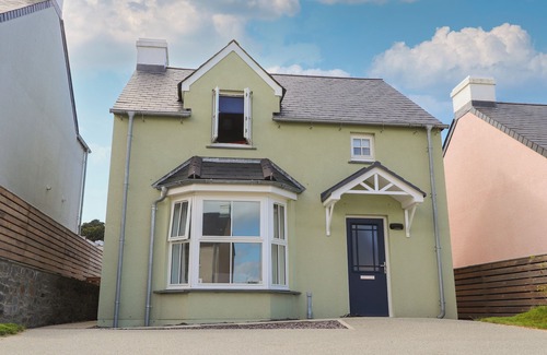 Newport Cottage | TY CAIO, family friendly, with a garden in Newport, Pembrokeshire