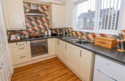Ammanford House | TY CERRIG, pet friendly, country holiday cottage in Cwmgors