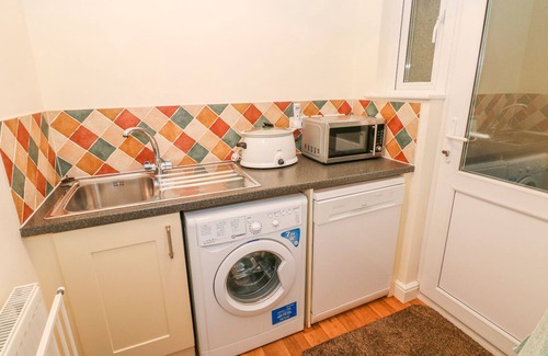 Ammanford House | TY CERRIG, pet friendly, country holiday cottage in Cwmgors