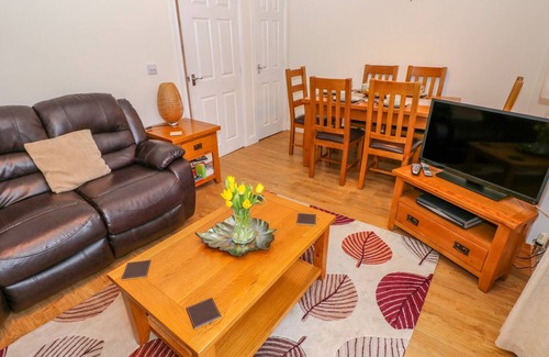 Ammanford House | TY CERRIG, pet friendly, country holiday cottage in Cwmgors