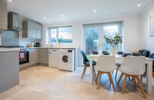Llanishen House | Tŷ Coch by Tŷ SA in Wales - Free Parking