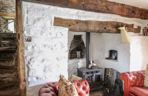 Talybont-on-Usk House | TY FFERM HEN, pet friendly, with hot tub in Tal-Y-Bont-On-Usk